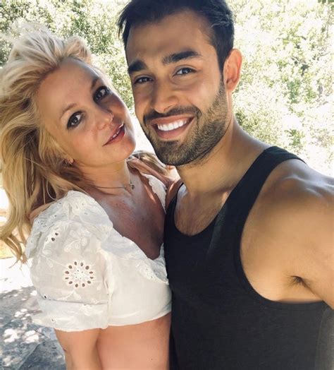 Britney Spears Celebrates Nude in Paradise with Sam Asghari。